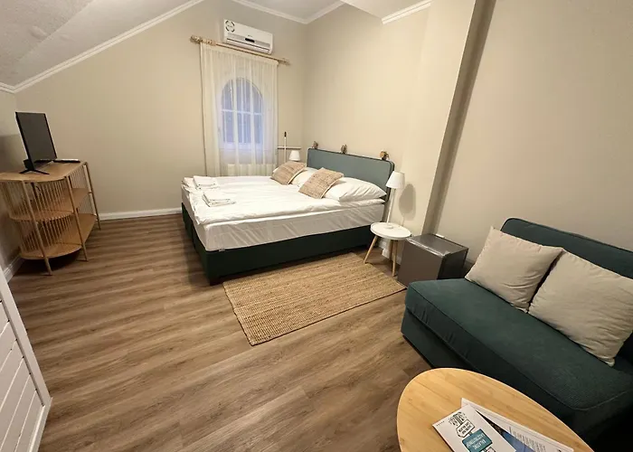 Delceg Rece Minihotel Bed & Breakfast